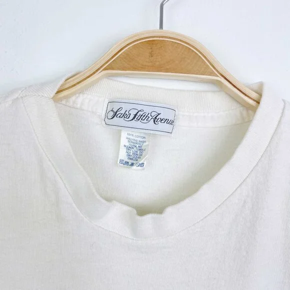 ⚡️SOLD⚡️ vintage saks fifth avenue metallic logo tee - Picture 3 of 6